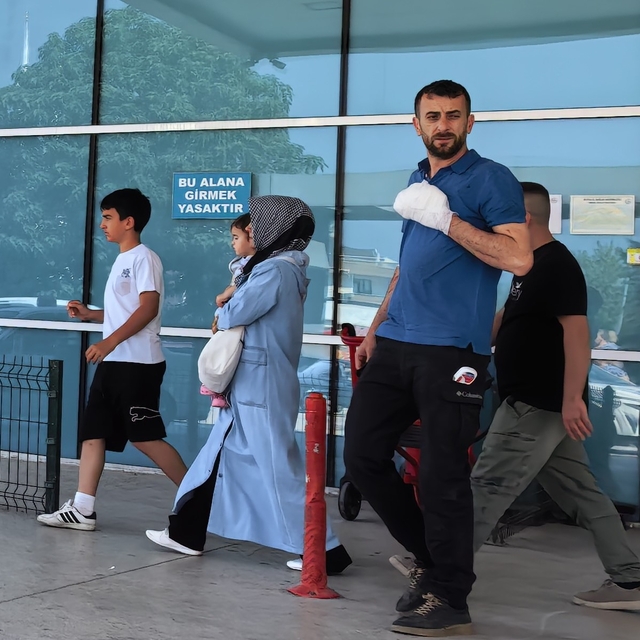 Elini makineye kaptıran işçinin parmağı koptu