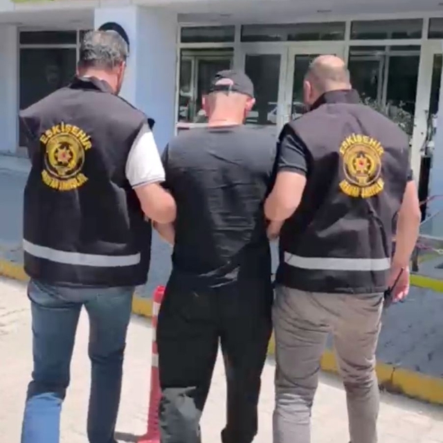 Eskişehir'de cinayet hükümlüsü 2 firari, polis ekiplerince yakalandı
Şahısl...