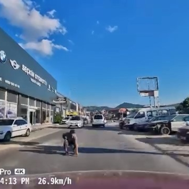 Yola düşürdüğü eşyayı almak isterken saniyelerle ölümden kurtuldu