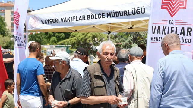 Kırşehir'de aşure almak isteyenler uzun kuyruklar oluşturdu