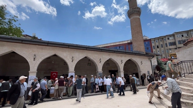 Sivas'ta cami cemaatine aşure ikram edildi