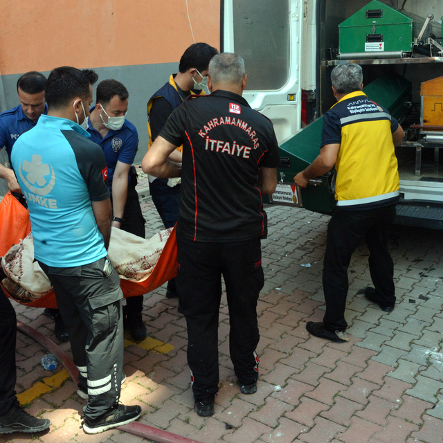Yangın çıkan evde 3 kişi öldü, 1 kişi dumandan etkilendi (3)
