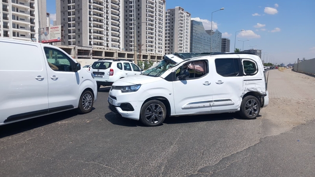 Diyarbakır'da otomobil ile hafif ticari araç çarpıştı: 7 yaralı