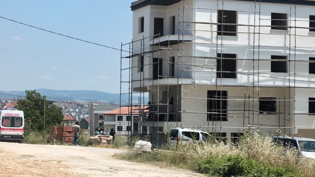 İnşaat iskelesinden düşen sıva ustası ağır yaralandı