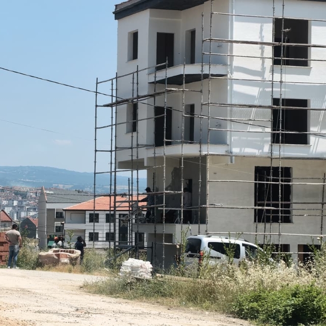 İnşaat iskelesinden düşen sıva ustası ağır yaralandı