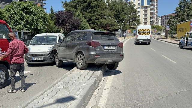 SUV ile hafif ticari araç çarpıştı: Baba ve 2 yaşındaki oğlu yaralandı
