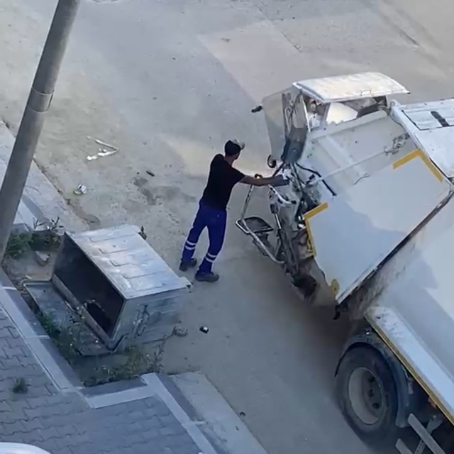 Edirne'de devrilen çöp konteyneri günlerdir kaldırılmadı
