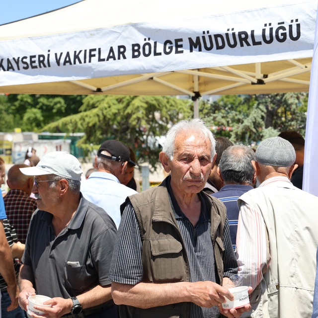 Kırşehir'de aşure almak isteyenler uzun kuyruklar oluşturdu