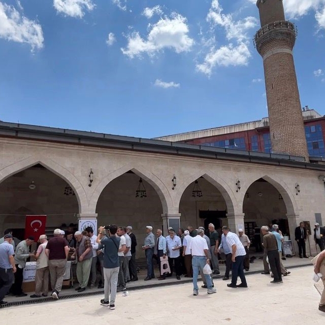 Sivas'ta cami cemaatine aşure ikram edildi