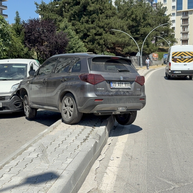 SUV ile hafif ticari araç çarpıştı: Baba ve 2 yaşındaki oğlu yaralandı