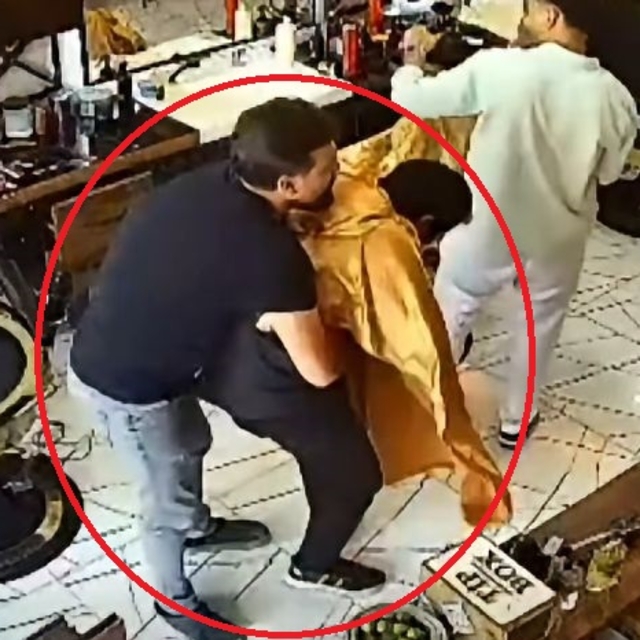 Nefes borusuna erik kaçan müşterisini Heimlich manevrası ile kurtardı; o an...
