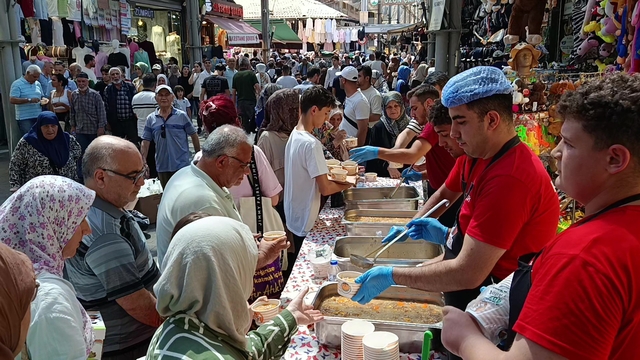 Bursa'da 30 yıllık gelenek...Tuzpazarı esnafı 5 bin kişiye aşure ikram etti