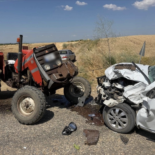 Edirne'de traktörle otomobilin çarpıştığı kazada 2 kişi yaralandı