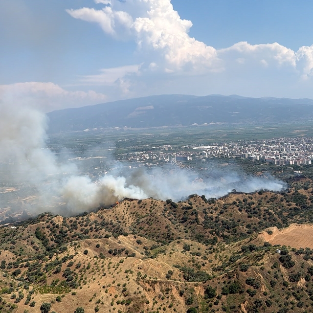 Nazilli'deki yangına 4 helikopterle müdahale ediliyor