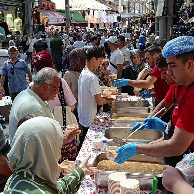 Bursa'da 30 yıllık gelenek...Tuzpazarı esnafı 5 bin kişiye aşure ikram etti