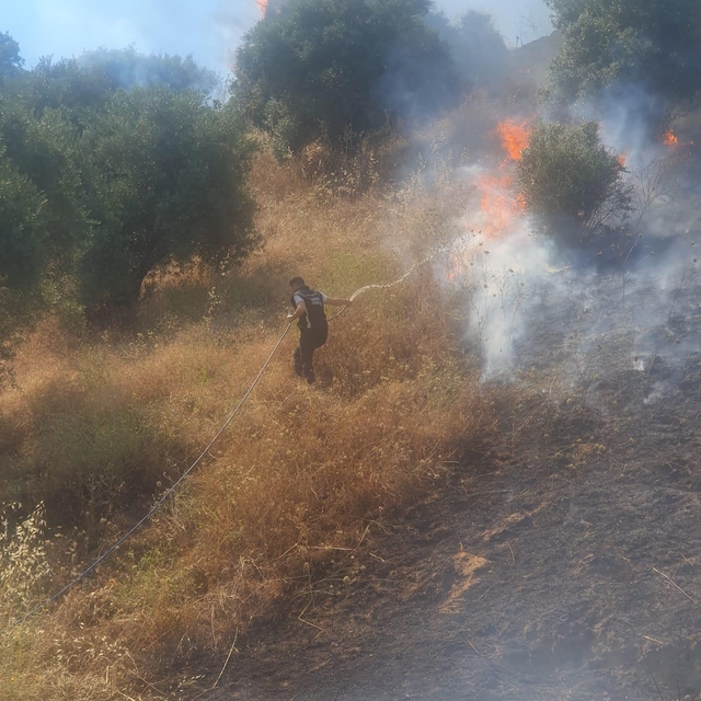 Nazilli Belediyesi ekipleri Bozyurt'taki yangın söndürme çalışmalarına dest...