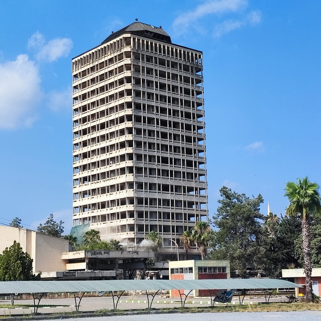 Adana'da depremde hasar gören 16 katlı Çukobirlik binası dinamitle yıkıldı...