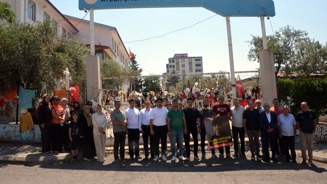 Kahramanmaraş'taki saldırıda hayatını kaybedenlerin aileleri, okul önünde bir araya geldi