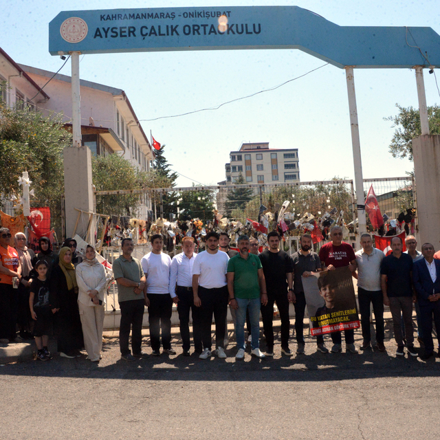 Kahramanmaraş'taki saldırıda hayatını kaybedenlerin aileleri, okul önünde b...