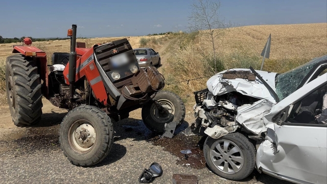 Edirne'de traktör ile otomobil çarpıştı: 2 yaralı