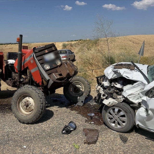 Edirne'de traktör ile otomobil çarpıştı: 2 yaralı