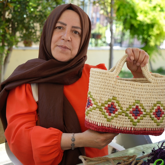 Rengarenk boyanan mısır yaprakları kadınların aksesuar eşyalarına dönüşüyor