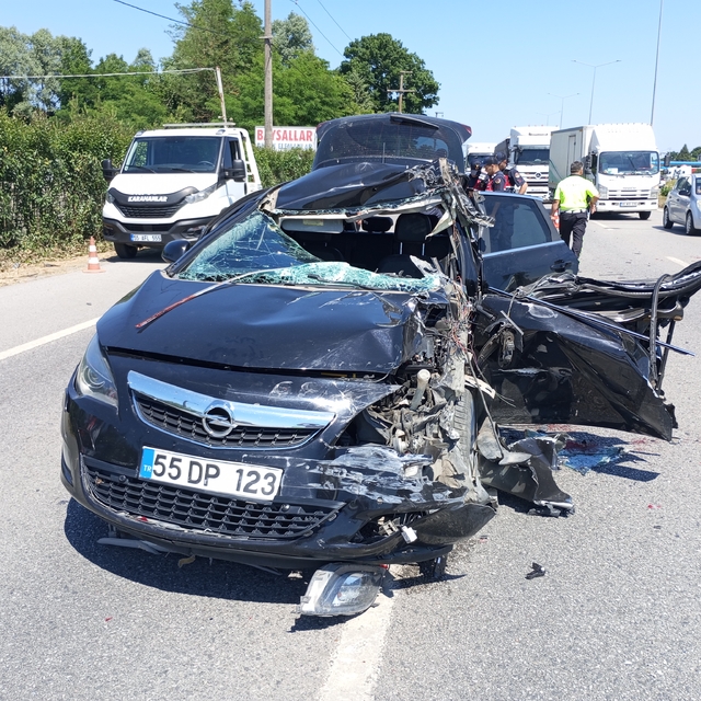 Samsun'da tıra arkadan çarpan otomobilin sürücüsü ağır yaralandı