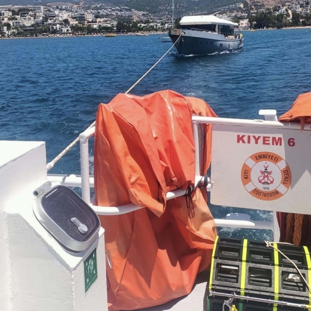 Bodrum'da makine arızası nedeniyle sürüklenen tekne kurtarıldı