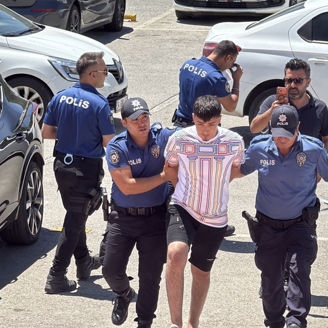 Bodrum'da Polisin "dur" ihtarına uymayan sürücü, 1'i polis 3 kişinin yarala...