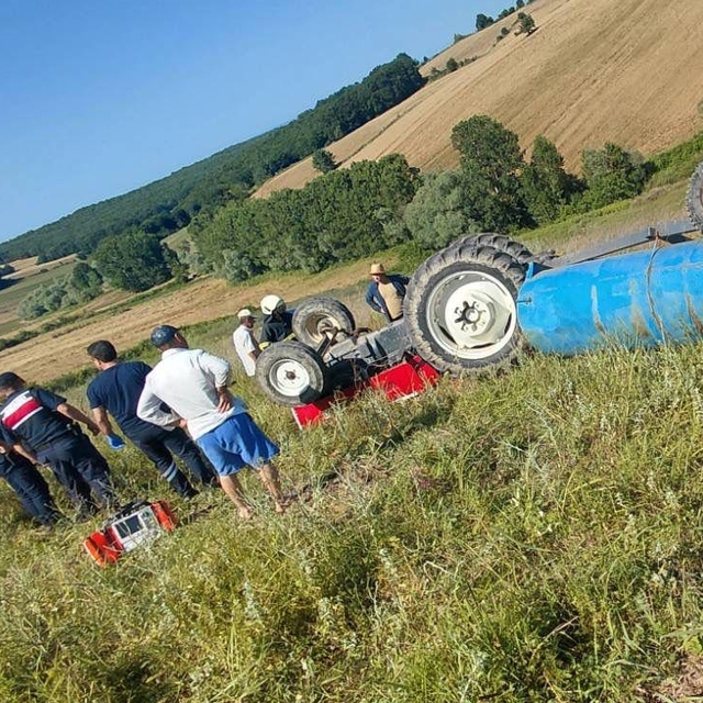 Samsun'da devrilen traktörün altında kalan sürücü hayatını kaybetti