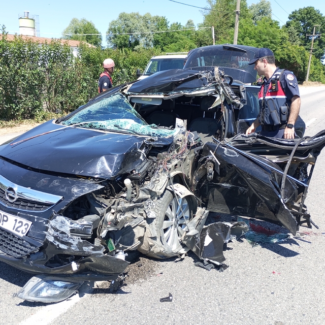 Otomobil, TIR'a çarptı; 1'i ağır 2 yaralı
