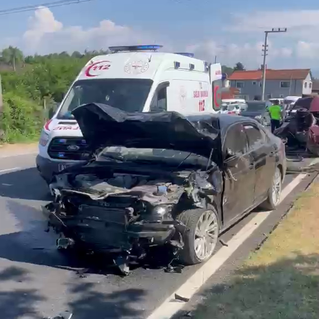 Kavşakta 2 otomobil çarpıştı: 1 kişi öldü, milletvekili ve oğlu yaralandı