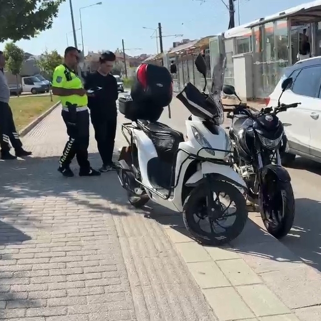 Eskişehir'de yaya geçidinde motosikletler çarpıştı
Yayaya yol vermek için d...