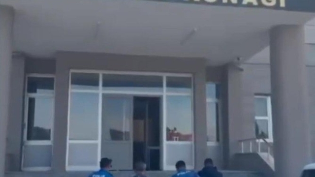 Durdurulan iki tırda 27 düzensiz göçmen yakalandı