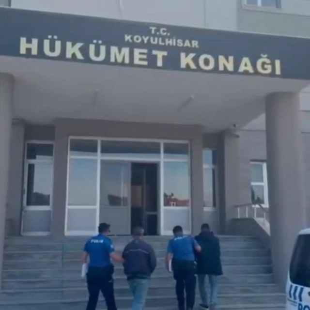 Durdurulan iki tırda 27 düzensiz göçmen yakalandı