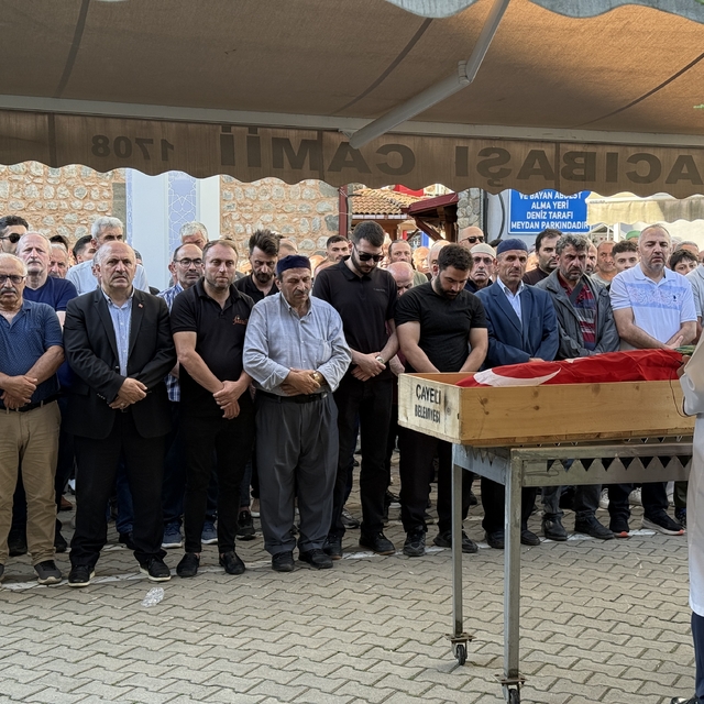 Rize'de trafik kazasında hayatını kaybeden iki gencin cenazeleri defnedildi
