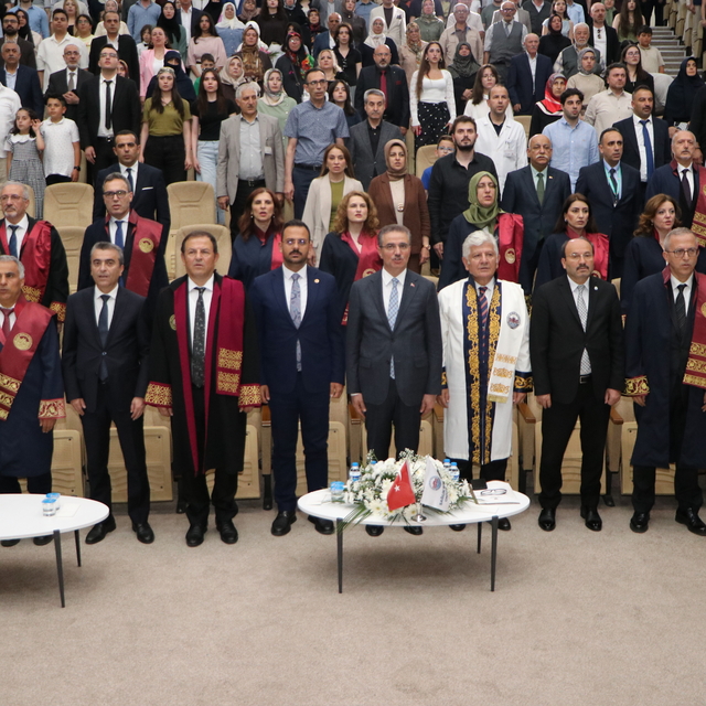 Sağlık Bilimleri Üniversitesi Erzurum Tıp Fakültesi'nde ilk mezunlar cübbel...