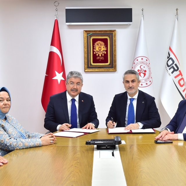 Eskişehir'e kazandırılması planlanan spor yatırımları için protokol imzalan...