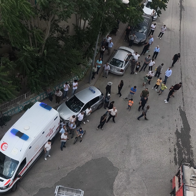 Siirt'te apartman dairesinde yangın: 3 kişi dumandan etkilendi