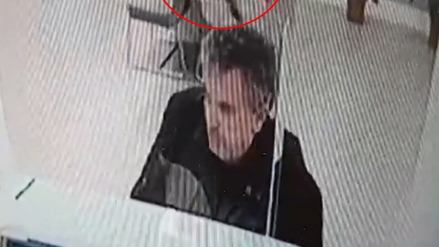 Bankada işlem yaparken üzerine kedi düştü