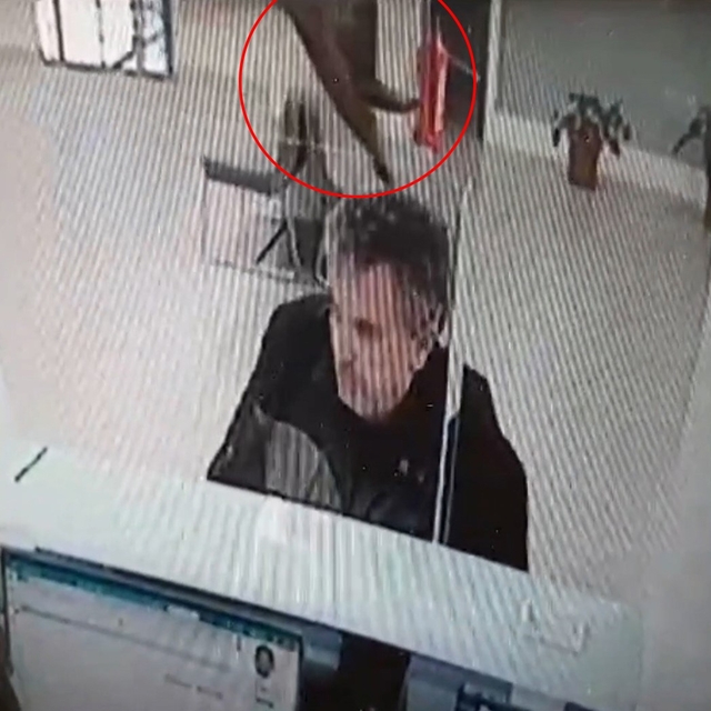 Bankada işlem yaparken üzerine kedi düştü