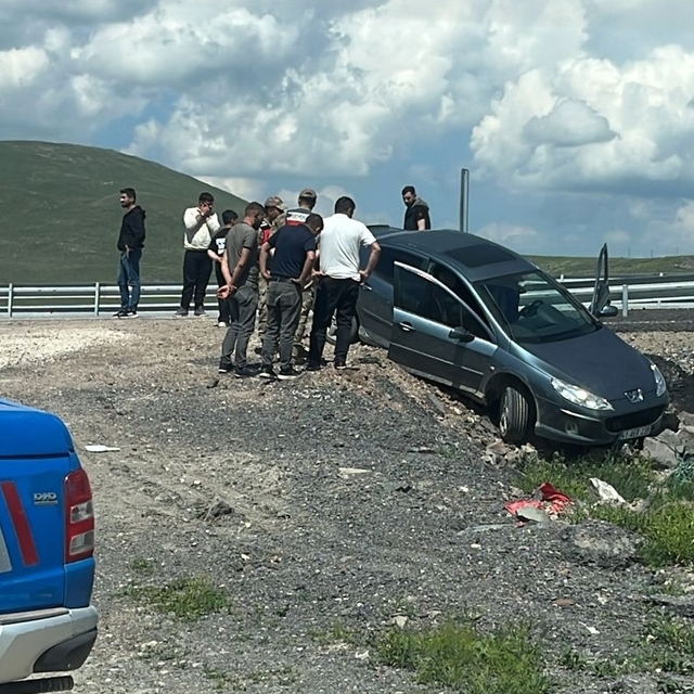 Erzurum'da jandarmadan kaçan düzensiz göçmenler otomobille kaza yaptı