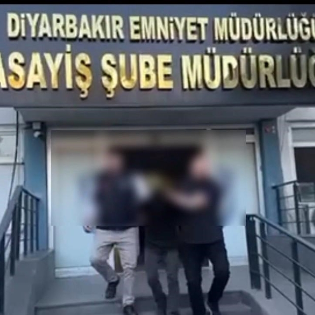 Diyarbakır'da Yapı Kredi ATM'si ve bazı iş yerlerini kurşunlayan 3 şüpheli...