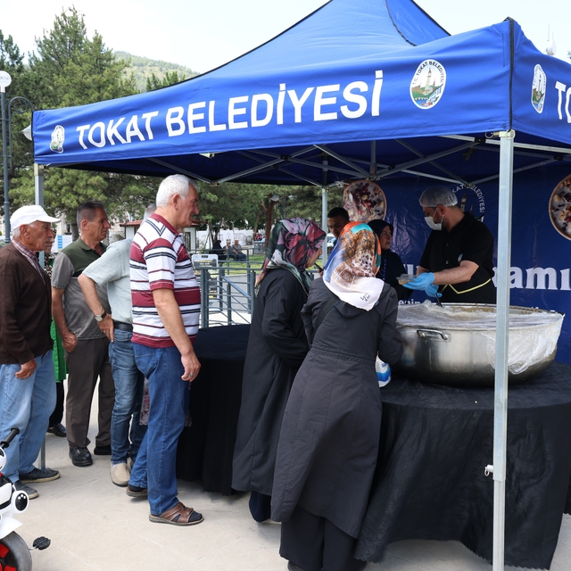 Tokat Belediyesi'nden 12 bin kişiye aşure ikramı