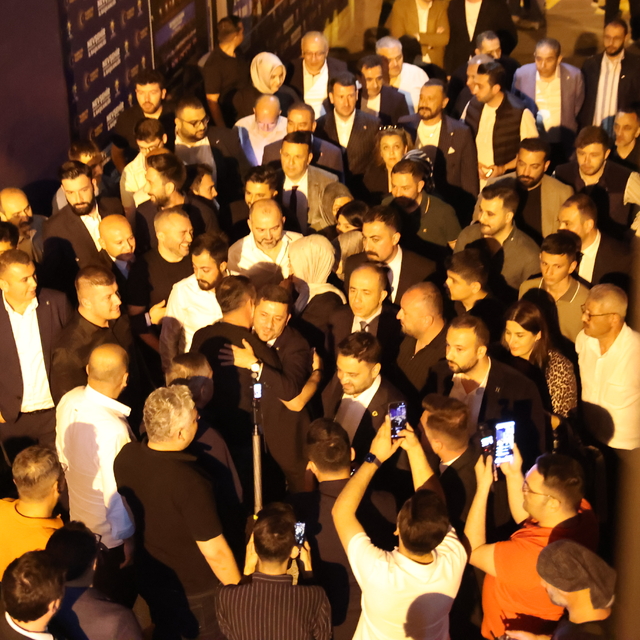 AK Parti'ye katılan Nevşehir Belediye Başkanı Arı, patililerle bir araya ge...