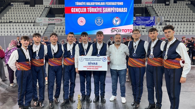 Sivas Halk Oyunları ekibi Türkiye şampiyonu oldu