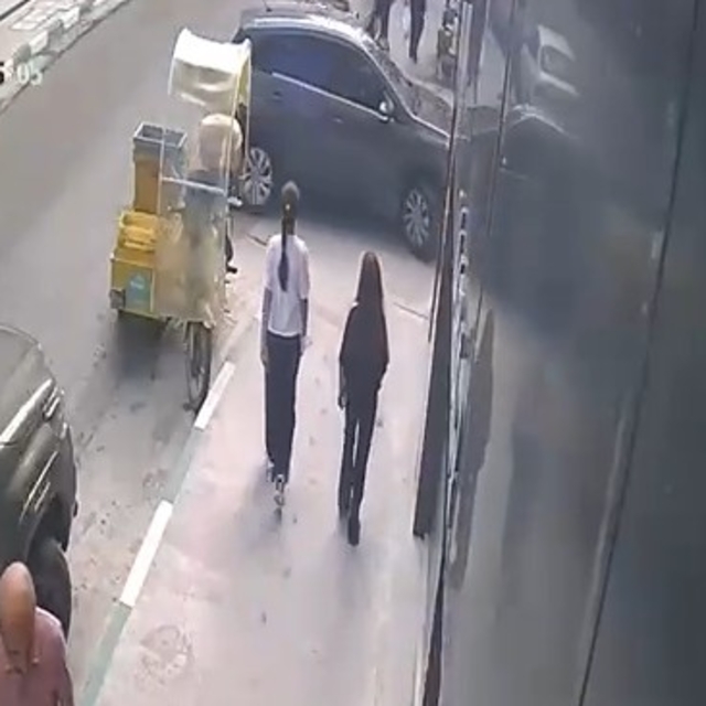 Kontrolden çıkan otomobil duvara çarparak durdu