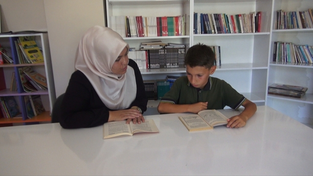 Öğretmenlerinin desteğiyle aştıkları kekemelik sorununun ardından okula yeniden bağlandılar