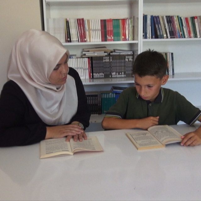 Öğretmenlerinin desteğiyle aştıkları kekemelik sorununun ardından okula yen...