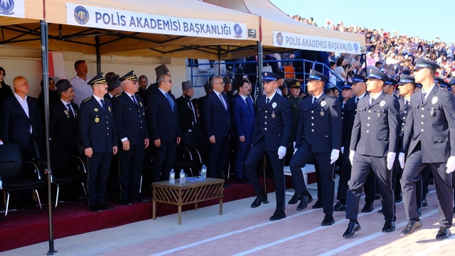 Karaman POMEM'de 409 polis adayı mezun oldu
POMEM mezuniyet töreninde sürpriz evlilik teklifi